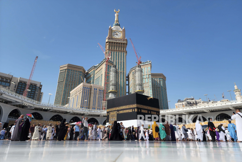 Jamaah haji melakukan Tawaf Perpisahan di sekitar Kabah di Masjidil Haram di Mekkah, Arab Saudi, 11 Juli 2022. Saudi tak Batasi Kuota Umroh, Pemerintah Bahas Mitigasi Permasalahan Umroh