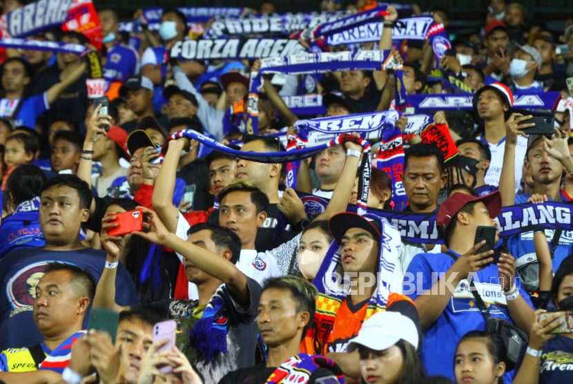 Aremania Siap Bentangkan Merah Putih di Stadion Kanjuruhan (ilustrasi).
