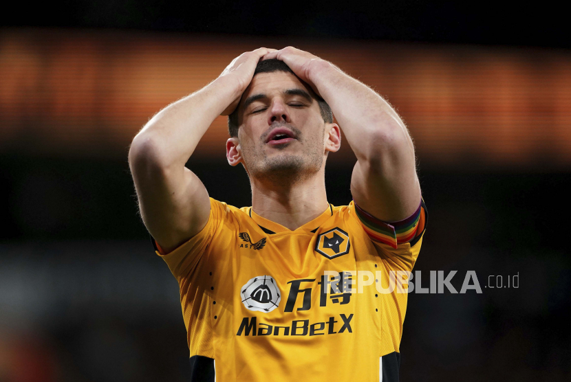 Conor Coady dari Wolverhampton Wanderers bereaksi selama pertandingan sepak bola Liga Premier Inggris antara Wolverhampton Wanderers dan Burnley di Stadion Molineux, Wolverhampton, Inggris, Rabu, 1 Desember 2021.