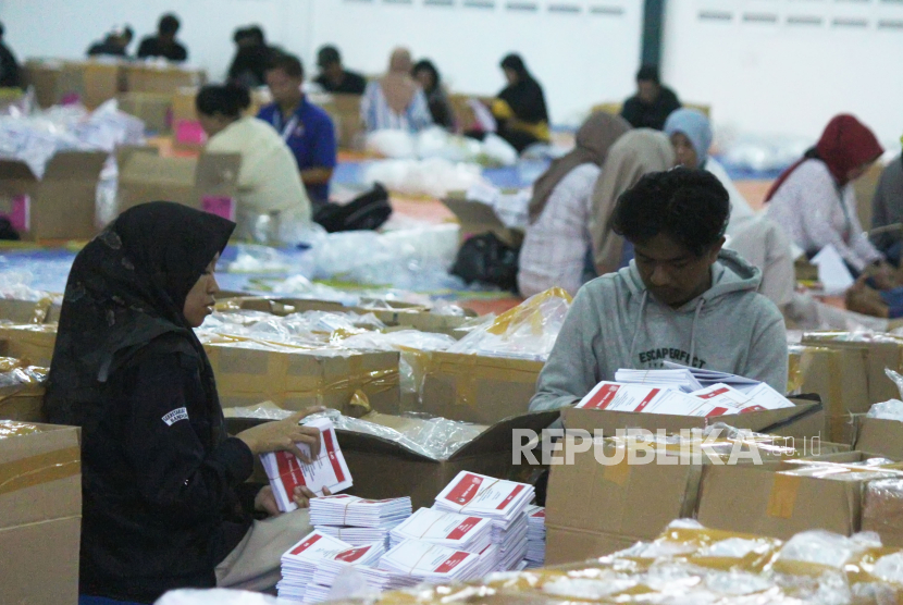 Pekerja melakukan penyortiran dan pelipatan surat suara Pemilihan Umum (Pemilu) 2024 di Gudang Logistik KPU Kota Bandung, Jawa Barat, Senin (8/1/2024). 