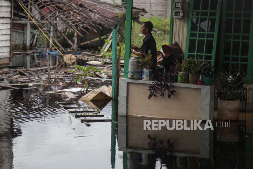 Badan Penanggulangan Bencana Daerah (BPBD) Lebak menyebutkan kerugian akibat banjir sepanjang Selasa (14/9) senilai Rp 4,8 miliar.