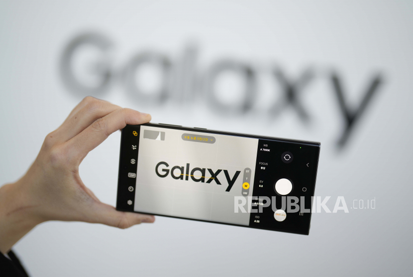 Seorang wanita mendemonstrasikan smartphone baru Samsung Galaxy S23 Ultra di Seoul, Korea Selatan, Senin, 30 Januari 2023.