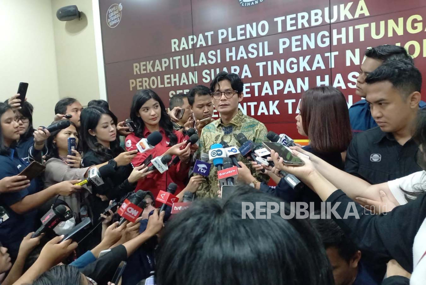 Komisioner KPU August Mellaz saat diwawancarai di Media Center KPU RI, Jakarta Pusat, Rabu (20/3/2024). 