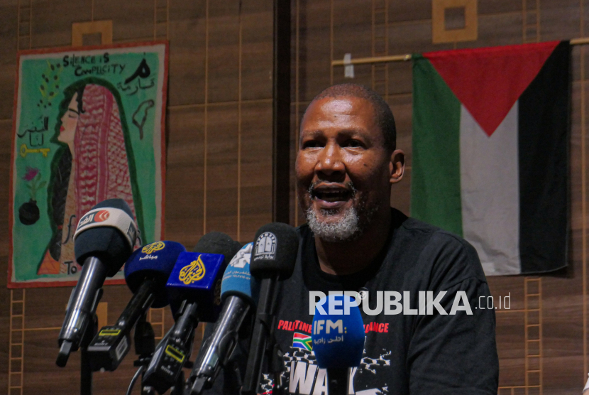 Mandla Mandela, cucu dari Presiden Afrika Selatan Nelson Mandela, menyampaikan keterangan pers di Tunisia, Jumat (5/9/2025).