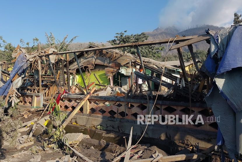 Seorang warga melintas di antara bangunan Asrama Emaus I yang rusak terdampak material erupsi Gunung Lewotobi Laki-Laki di Desa Klatanlo, Kecamatan Wulanggitang, Kabupaten Flores Timur, Nusa Tenggara Timur, Senin (4/11/2024). Badan Pencarian dan Pertolongan atau Basarnas yang berbasis di Kabupaten Maumere menyatakan data korban meninggal dunia akibat erupsi Gunung Lewotobi Laki-Laki  per Senin 4 November 2024 pukul 11.51 Wita berjumlah 10 orang. 