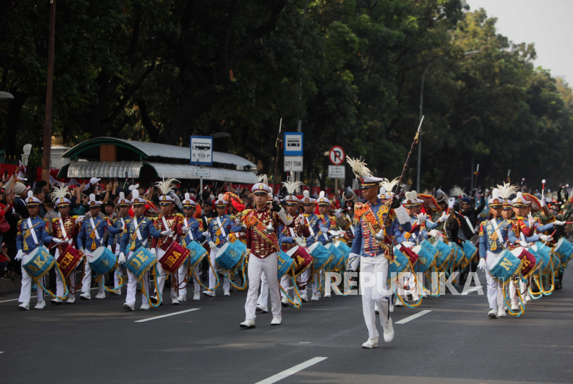 Pasukan marching band memeriahkan iring-iringan Kirab Bendera Pusaka menuju Istana Merdeka di Jakarta Pusat, Kamis (17/8/2023). 
