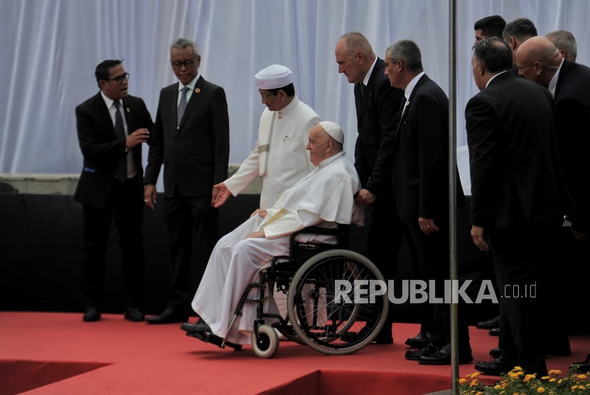 Pemimpin Gereja Katolik Dunia Paus Fransiskus bersama Imam Besar Masjid Istiqlal Nasaruddin Umar saat menghadiri acara dialog lintas agama di Masjid Istiqlal, Jakarta, Kamis (5/9/2024). Dalam lawatannya ke Indonesia, Paus Fransiskus menghadiri kegiatan dialog bersama pemuka lintas agama di Masjid Istiqlal serta menandatangani prasasti sekaligus meninjau terowongan silaturahmi yang menghubungkan Masjid Istiqlal dengan Gereja Katedral.