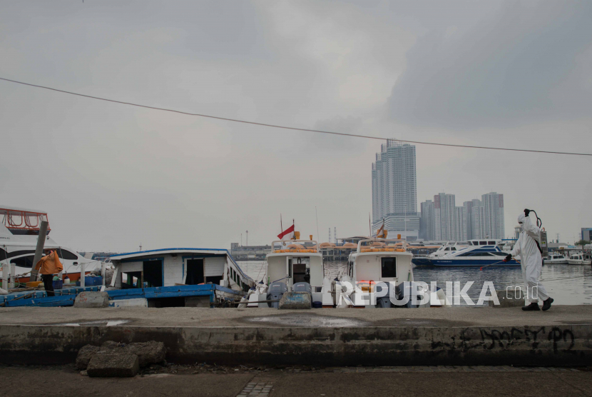Petugas menyemprotkan disinfektan di Pelabuhan Kaliadem, Muara Angke, Jakarta Utara (Ilustrasi). Pemerintah Provinsi (Pemprov) DKI Jakarta menyatakan akan memproritaskan penyelesaian pembangunan pelabuhan kapal di Kaliadem tahun depan.
