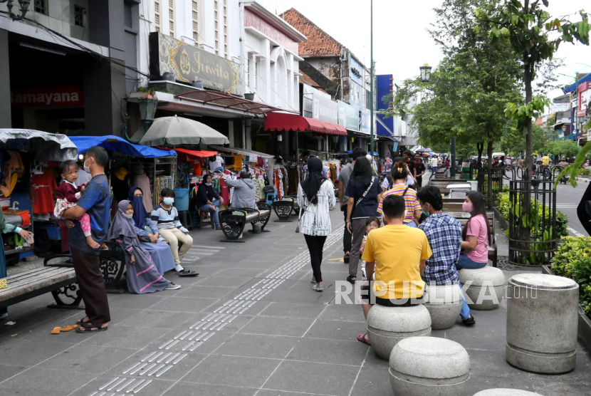 Foto: Pengunjung menikmati sore di jalur pedestrian Malioboro, Yogyakarta