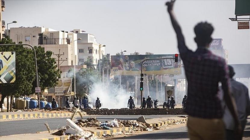 Puluhan pengunjuk rasa terluka dalam protes terhadap militer di ibu kota Sudan, Khartoum.