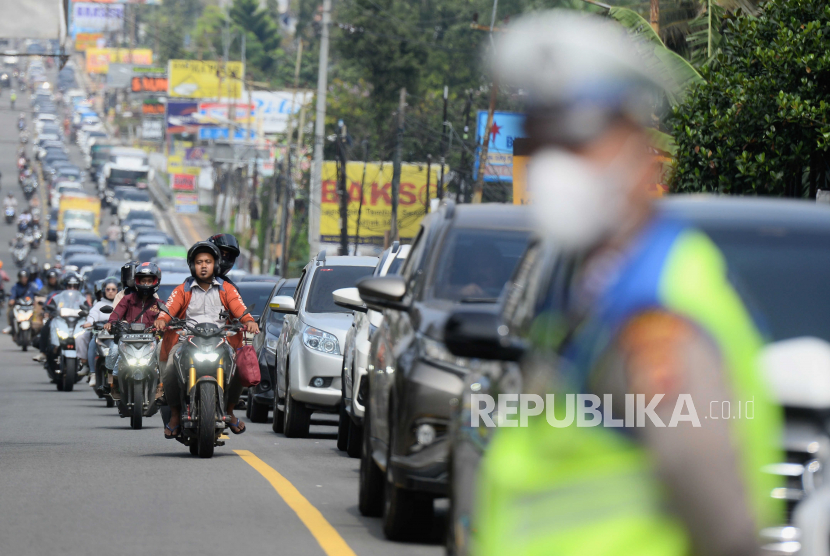 Sejumlah kendaraan terjebak kemacetan di kawasan Cipayung, Kabupaten Bogor, Jawa Barat, Rabu (23/3/2023). Polres Bogor menerapkan sistem ganjil-genap kendaraan bermotor di Jalur Puncak, Kabupaten Bogor.