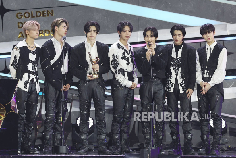 Grup K-pop Enhypen memenangkan kategori Best Album dengan Dark Blood di acara 38th Golden Disc Awards (GDA) di Jakarta International Stadium (JIS), Jakarta Utara, Sabtu (6/1/2024). 