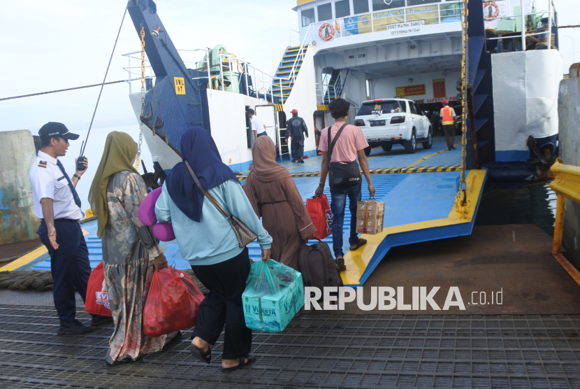 Ilustrasi warga mudik ke kampung halaman.