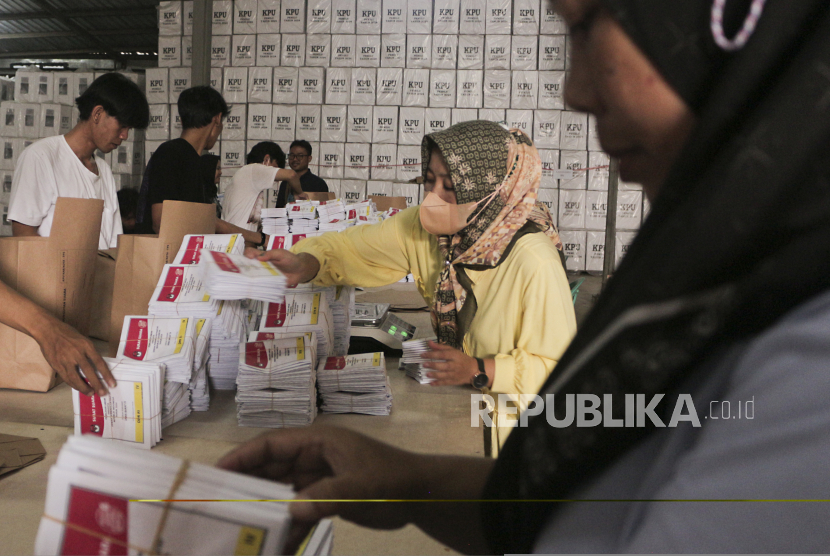 Pekerja mengemas surat suara ke dalam sampul di gudang KPU Sukaraja, Kabupaten Sukabumi, Jawa Barat, Rabu (17/1/2024). KPU Kabupaten Sukabumi mulai mengemas 643.700 lembar surat suara pemilu 2024 dan akan didistribusikan ke delapan Panitia Pemilihan Kecamatan (PPK). 