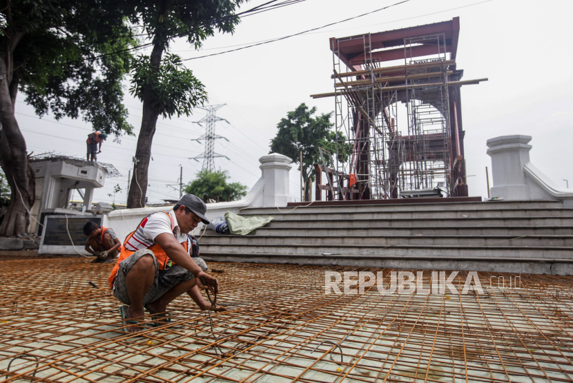 Pekerja menyelesaikan proyek rehabilitasi Jembatan Kota Intan di kawasan Kota Tua, Jakarta, (ilustrasi).