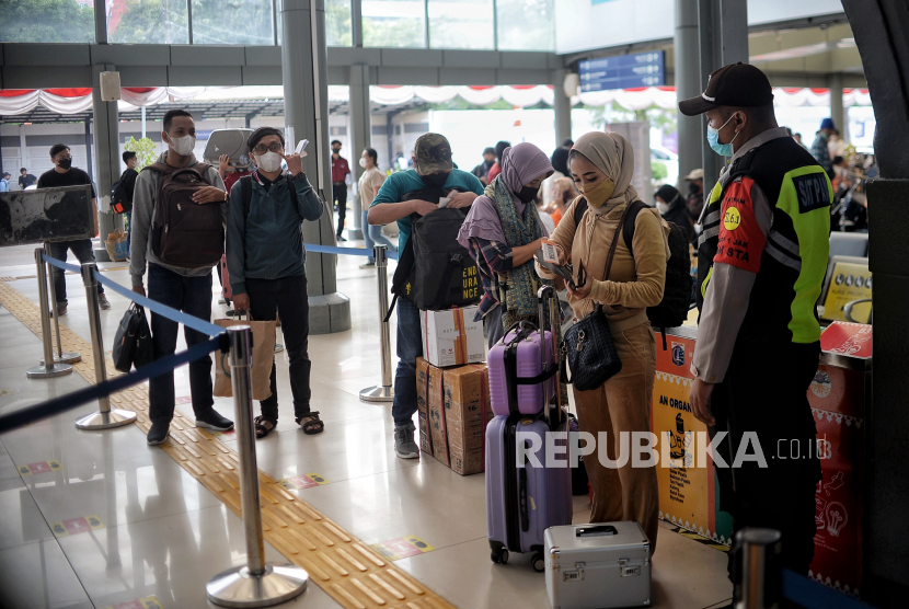 Petugas memeriksa tiket kereta calon penumpang di Stasiun Pasar Senen, Jakarta Pusat, Senin (29/8/2022). 