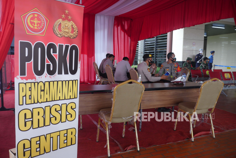 Suasana Posko Crisis Center Sriwijaya Air SJ 182 di Bandara Soekarno Hatta, Tangerang Banten, Senin (11/1).