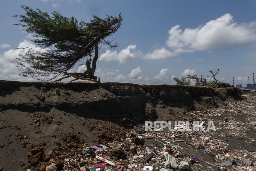 Ombak menggerus bibir pantai akibat jebolnya tanggul penahan abrasi darurat (ilustrasi). BBWS Lampung mengatakan pembangunan tanggul pengaman pantai selesai pada 2023.