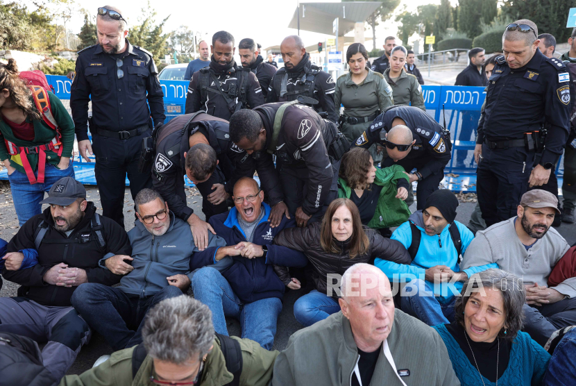 Demonstran mendesak Benjamin Netanyahu untuk mundur dari posisinya.