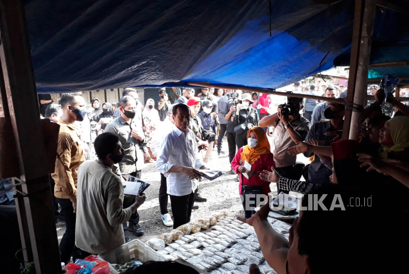 Presiden Jokowi menemui pedagang Pasar Natar, Kabupaten Lampung Selatan, Lampung, Jumat (5/5/2023). Republika/Mursalin Yasland
