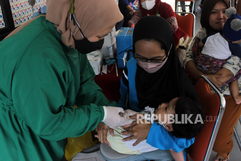 Petugas kesehatan menyuntikkan vaksin kepada seorang balita di Posyandu RPTRA Serdang Baru, Jakarta. Pemerintah mengalokasikan anggaran sebesar Rp 44,8 triliun untuk menangani permasalah stunting di Indonesia. Adapun dana tersebut berasal dari anggaran pendapatan belanja negara (APBN) 2022.
