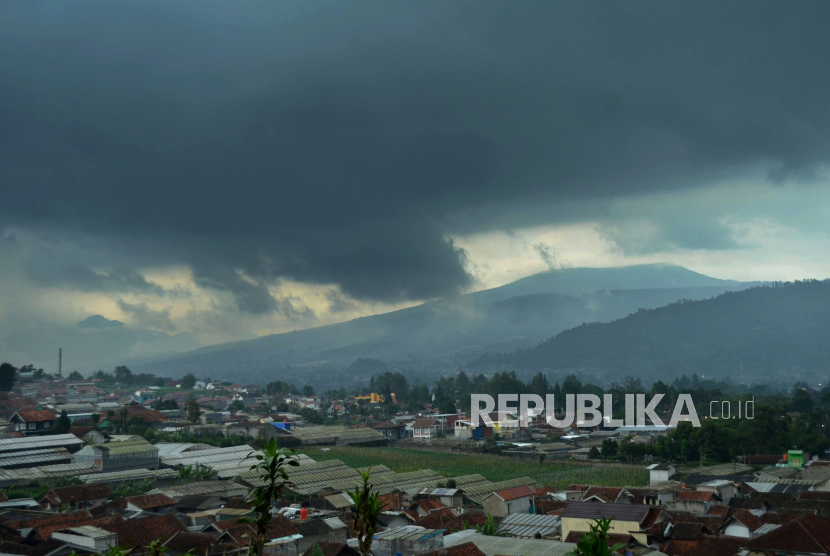 Awan mendung menyelimuti KBU (Kawasan Bandung Utara), di Lembang, Kabupaten Bandung Barat. Cuaca Hari Ini: Kota-Kota Besar di Indonesia Diprediksi Hujan Siang Hari