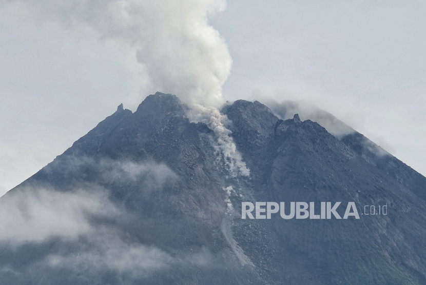 Gunung Merapi mengalami guguran terlihat dari Turi, Sleman, D.I Yogyakarta.