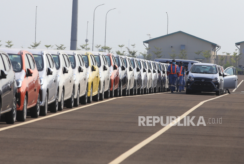 Pekerja memasukkan kendaraan ke dalam Kapal MV Fujitrans saat ekspor perdana  di Pelabuhan Patimban, Subang.