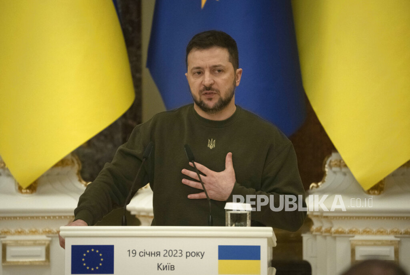 Presiden Ukraina Volodymyr Zelenskyy memecat sejumlah pejabat senior di tengah skandal korupsi yang berkembang di jajaran pemerintahan. Ia akan melakukan perombakan terbesar kabinetnya sejak invasi Rusia dimulai.