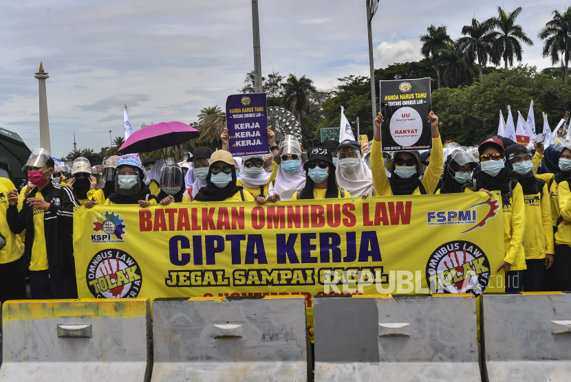 Sejumlah massa dari elemen buruh berunjuk rasa di depan kawasan Patung Arjunawiwaha atau Patung Kuda, Jakarta, Senin (2/11/2020). Dalam aksinya mereka menuntut pembatalan Omnibus Law UU Cipta Kerja dan menuntut agar upah minimum tahun 2021 (UMP, UMK, UMSP, dan UMSK) tetap naik. 
