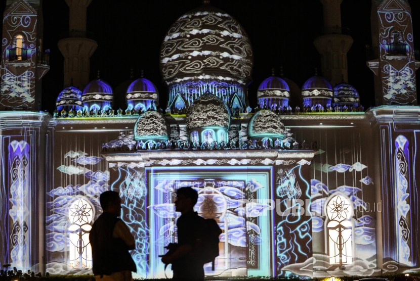 Visitors watched the mapping video shown during the Khazanah Fest event at Masjid At-Thohir, Depok, West Java, Sunday (2/4/2023). The At-Thohir Mosque, built in 2022 in a modern classical architectural style, features a video mapping the feel of Ramadan. ANTARA FOTO/Asprilla Dwi Adha/yu