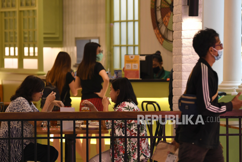 Pengunjung menyantap makanan di sebuah kafe di Mal Central Park, Jakarta Barat, Selasa (24/8/2021). Selama masa PPKM level 3 di Jakarta, Pemerintah menyesuaikan operasional pusat perbelanjaan bisa dibuka hingga pukul 20.00 WIB dengan pembatasan 50 persen dari kapasitas serta restoran dapat menyelenggarakan makan di tempat dengan pembatasan 25 persen dari kapasitas atau maksimal dua orang per meja. 