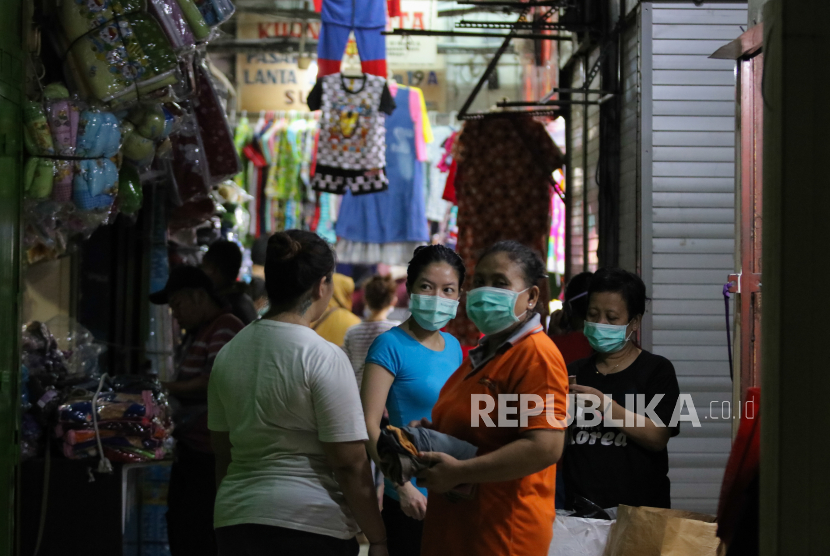 Pekerja beraktivitas di Pasar Kapasan, Surabaya, Jawa timur, Sabtu (4/4/2020). Perusahaan Daerah (PD) Pasar Surya Kota Surabaya menutup sementara pasar grosir itu selama 14 hari diduga akibat adanya salah seorang yang biasa berinteraksi di pasar tersebut terkonfirmasi positif terkena Virus Corona atau COVID-19