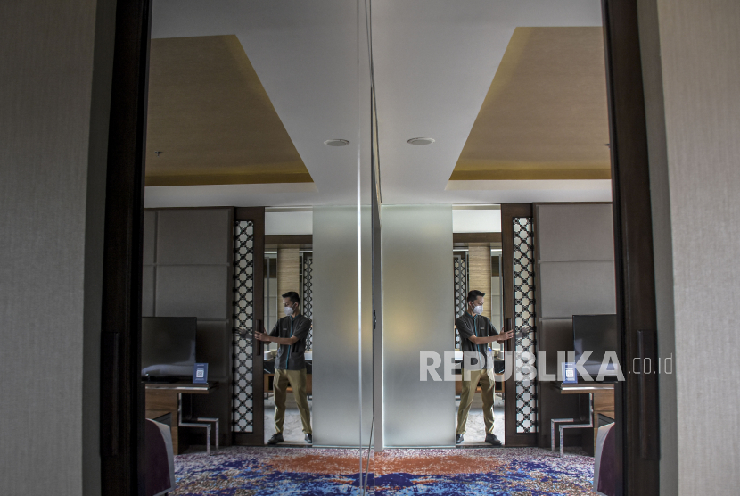Petugas membersihkan area kamar hotel (ilustrasi).