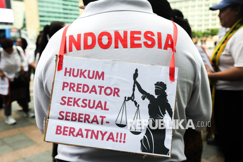 Seorang anggota Forum Perempuan Diaspora nusa Tenggara Timur (FPD NTT) membawa atribut aksi untuk menolak kekerasan seksual saat Hari Bebas Kendaraan Bermotor (HBKB) di Jakarta, Ahad (23/3/2025). Aksi tersebut menuntut penegakan hukum yang adil atas kasus pelaku kekerasan seksual Kapolres Ngada, NTT Fajar Widyadharma sekaligus mengajak masyarakat untuk menolak kekerasan seksual dan menjunjung tinggi hak korban. 