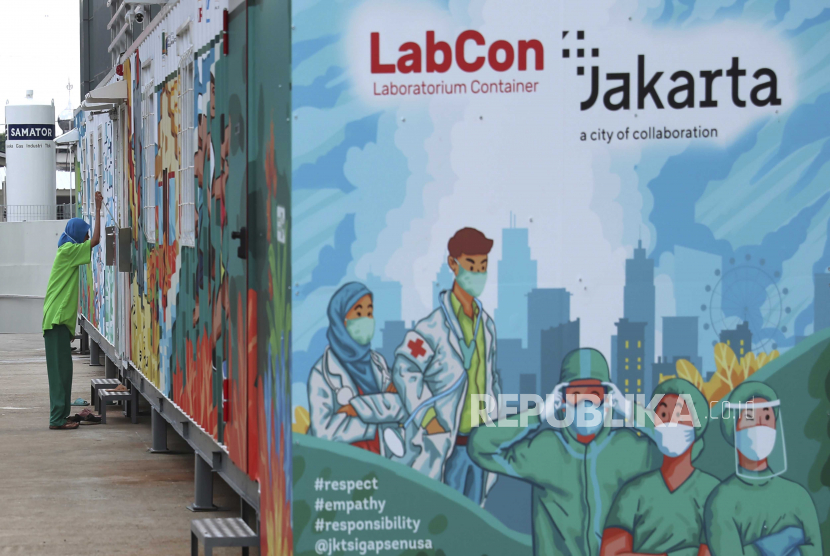  Petugas kesehatan keluar dari laboratorium bergerak sebelum menganalisis sampel yang dikumpulkan selama tes coronavirus massal di Jakarta, Indonesia, Kamis, 18 Juni 2020