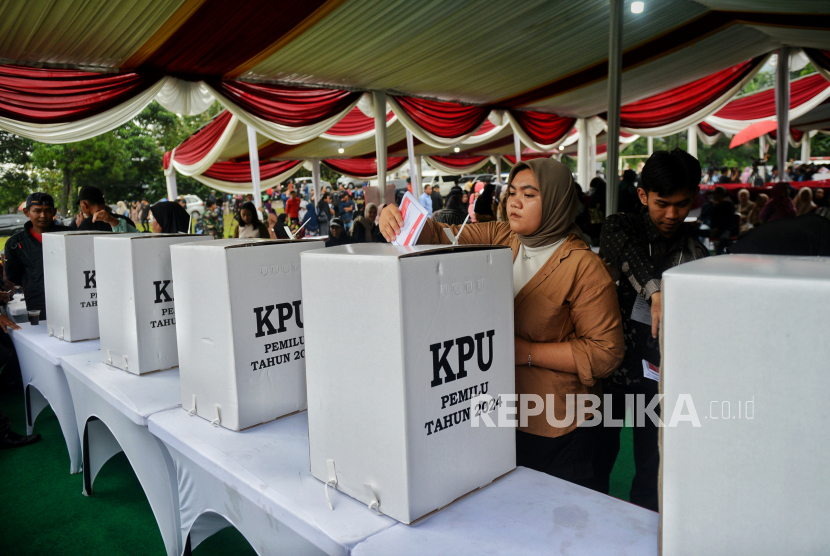 Warga menggunakan hak pilihnya di Tempat Pemungutan Suara (TPS) 035 Kampung Curug, Desa Bojong Koneng, Kecamatan Babakan Madang, Kabupaten Bogor, Jawa Barat, Rabu (14/2/2024). 