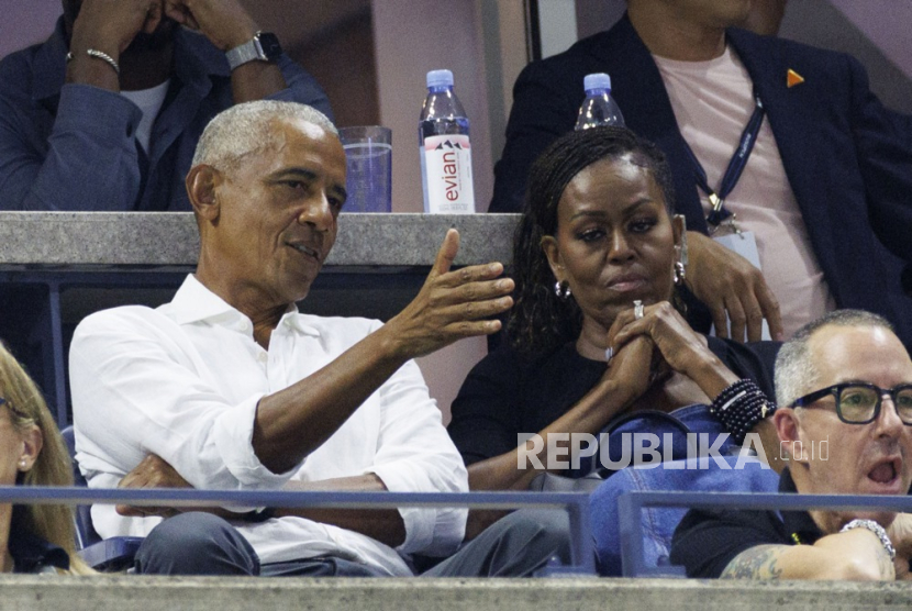 Mantan Presiden AS Barack Obama dan mantan Ibu Negara Michelle Obama menghadiri pertandingan antara Coco Gauff dari AS dan Laura Siegemund dari Jerman, di Kejuaraan Tenis AS Terbuka, (28/8/2023).