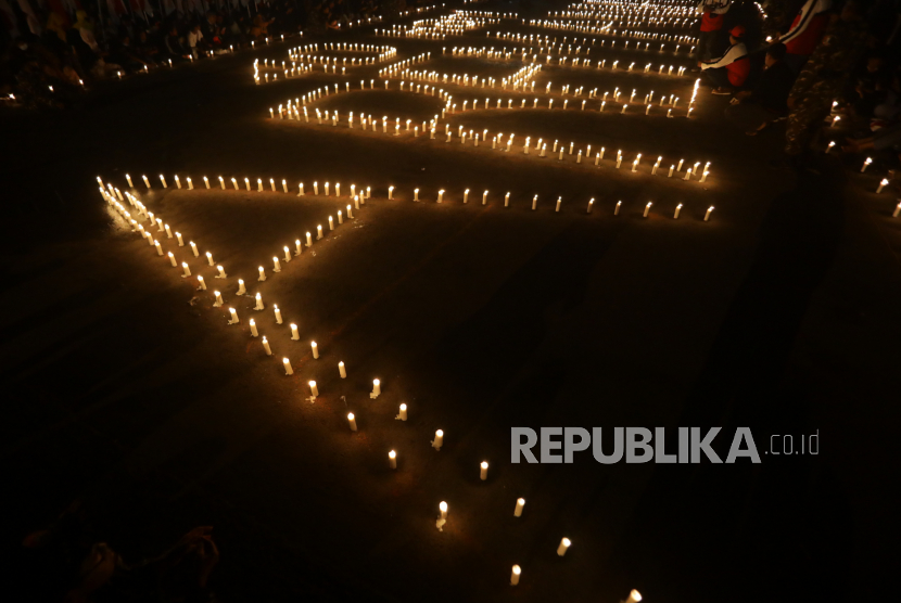Warga dan suporter Arema FC (Aremania) menyalakan lilin saat doa bersama memperingati 40 hari Tragedi  Kanjuruhan di halaman Stadion Kanjuruhan, Malang, Jawa Timur, Rabu (9/11/2022). Doa bersama tersebut untuk mendoakan 135 korban yang meninggal dalam tragedi Kanjuruhan. 