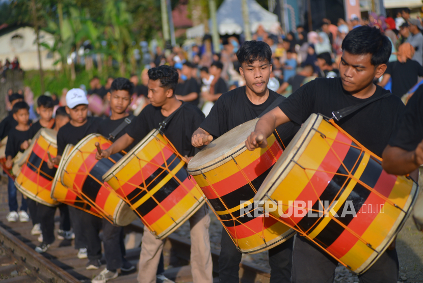 Anggota sanggar memainkan gandang tambua dan tasa dalam komposisi musik Kureta Mandaki di stasiun kereta api Kayu Tanam, Padang Pariaman, Sumatera Barat, Selasa (28/11/2023). 