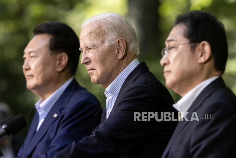 (Kiri-Kanan) Presiden Korsel Yoon Suk Yeol, Presiden AS Joe Biden dan Perdana Menteri Jepang Fumio Kishida mengadakan konferensi pers bersama di Camp David, Maryland, AS, 18 Agustus 2023. 