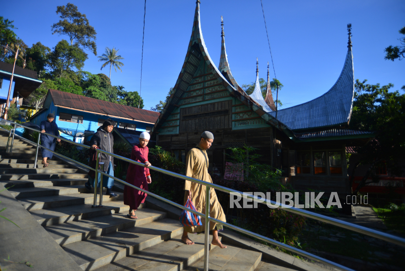 Warga berjalan di tangga beton kawasan desa wisata Nagari Pariangan, Tanah Datar, Sumatra Barat.