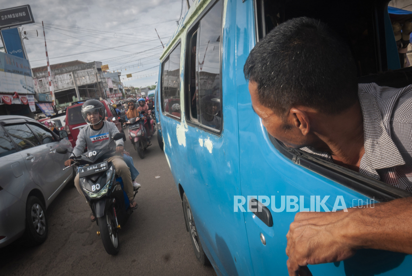 Tarif angkot di Kota Cirebon, Jawa Barat, naik 33 persen imbas melonjaknya harga BBM (ilustrasi).