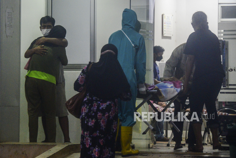 Sejumlah keluarga pasien Covid-19 menangis di RSUD Cibinong, Kabupaten Bogor, Jawa Barat, Sabtu (26/6). Tingginya lonjakan kasus Covid-19 membuat sejumlah pasien Covid-19 harus mengantre terlebih dahulu untuk di cek kondisi kesehatannya sebelum memasuki ruang rawat inap. Republika/Putra M. Akbar