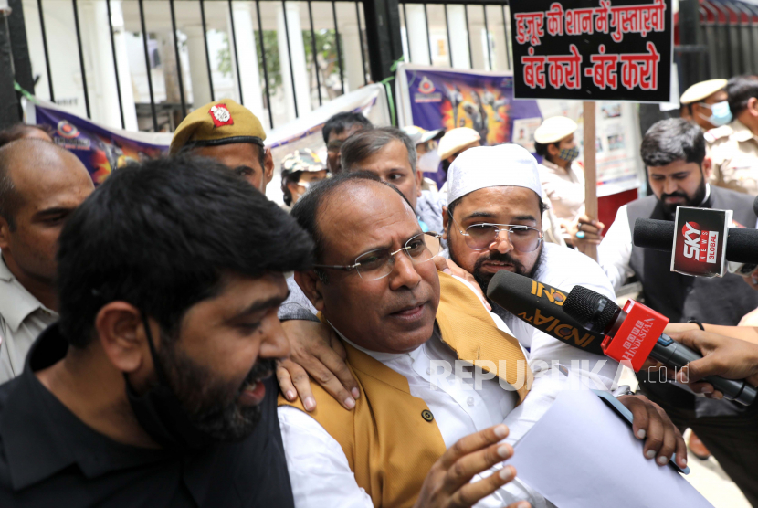  Polisi India menahan aktivis All India Majlis-e-Ittehadul Muslimeen (AIMIM) selama protes di New Delhi, India, Kamis (9/6/2022). Aktivis AIMIM memprotes juru bicara Partai Bharatiya Janata (BJP), Nupur Sharma, komentar kontroversial tentang Nabi Islam Muhammad. BJP telah menangguhkan Sharma dari posisinya sementara 16 negara Islam mengutuk pernyataannya.