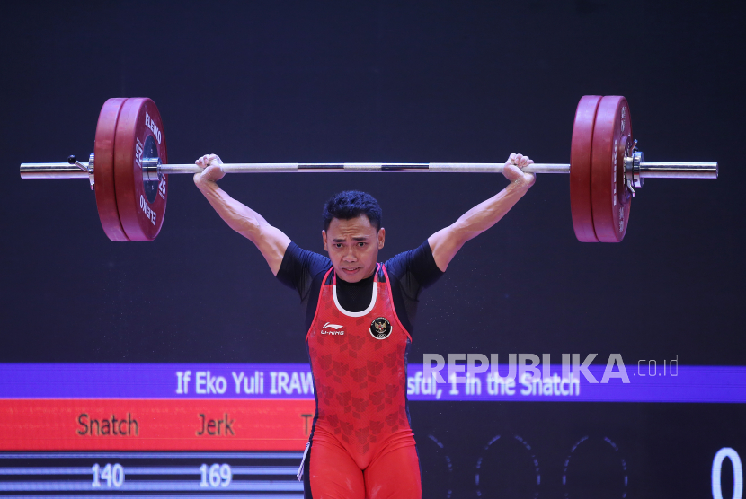 Eko Yuli Irawan dari Indonesia berlaga di cabang olahraga angkat besi kelas 61kg putra SEA Games ke-31 di Hanoi, Vietnam, 20 Mei 2022.