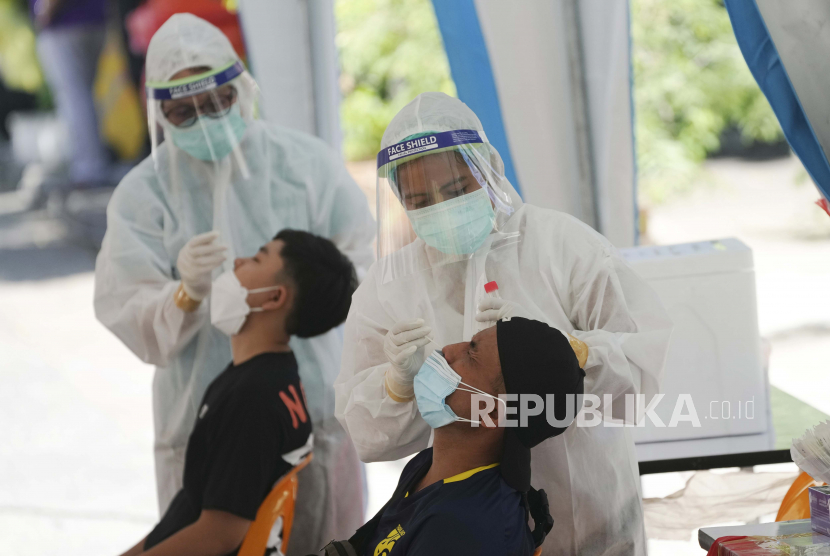 Jumlah pasien yang terkonfirmasi positif COVID-19 yang dirawat di berbagai rumah sakit dan tempat isolasi di Kota Semarang, Jawa Tengah, sudah menembus angka 2.000 orang.