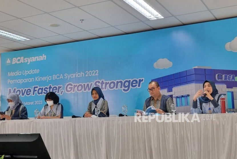Pemaparan Kinerja BCA Syariah 2022 yang bertajuk Move Faster, Grow Stronger di Kantor Pusat BCA Syariah, Jakarta, Selasa (21/3/2023).