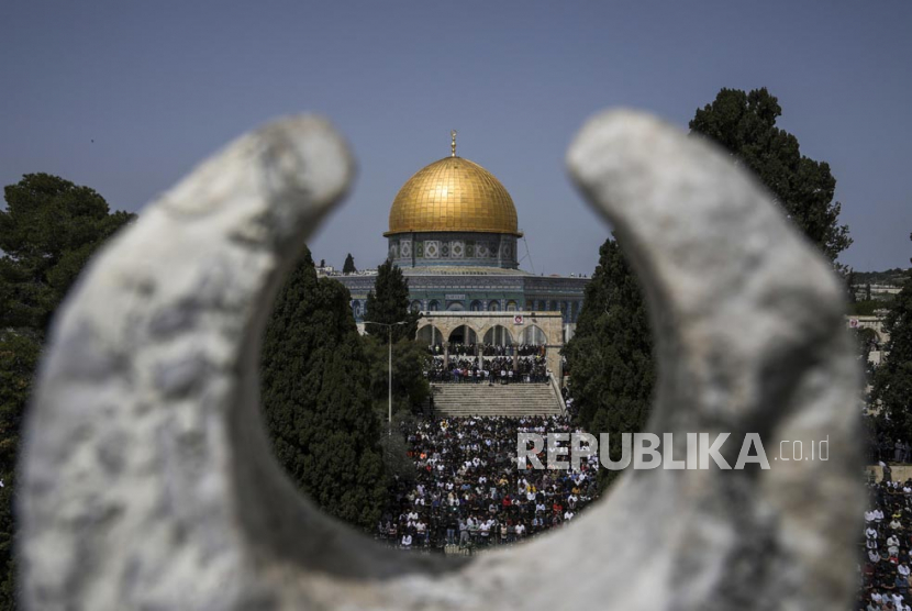 Warga Palestina melaksanakan shalat Jumat pertama Ramadan di luar Masjid Dome of Rock di kompleks Masjid Al-Aqsa di Kota Tua Yerusalem.
