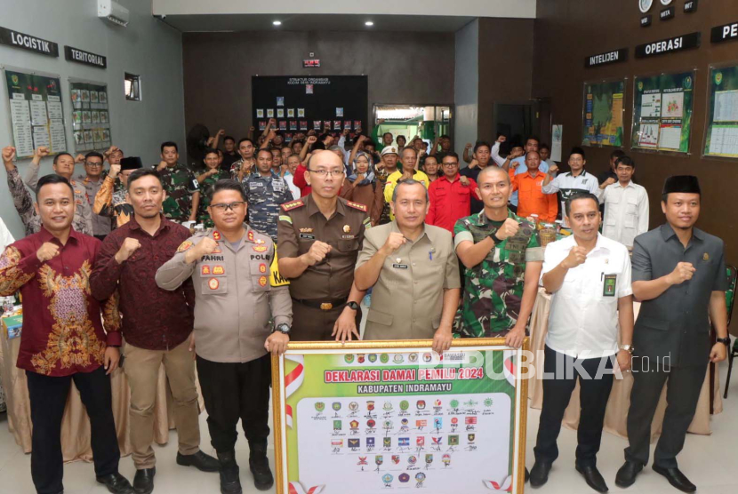 Kegiatan deklarasi serentak pemilu damai di Kabupaten Indramayu, Jawa Barat, Senin (6/11/2023). 